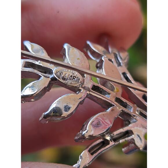 Gorgeous Vintage Kramer of New York Clear Floral Design Rhinestone Brooch - Picture 6 of 7